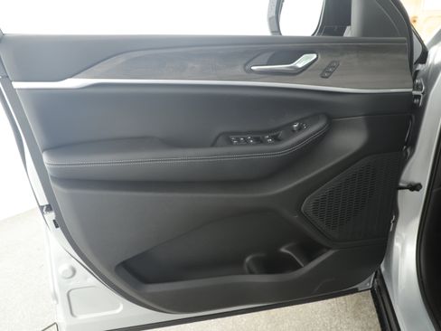 New 2025 Jeep Grand Cherokee L Limited image 8