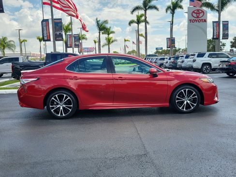 Used 2020 Toyota Camry SE FWD image 13