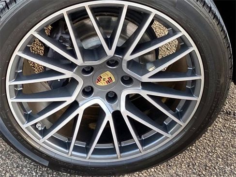 Used 2022 Porsche Cayenne Platinum Edition image 30