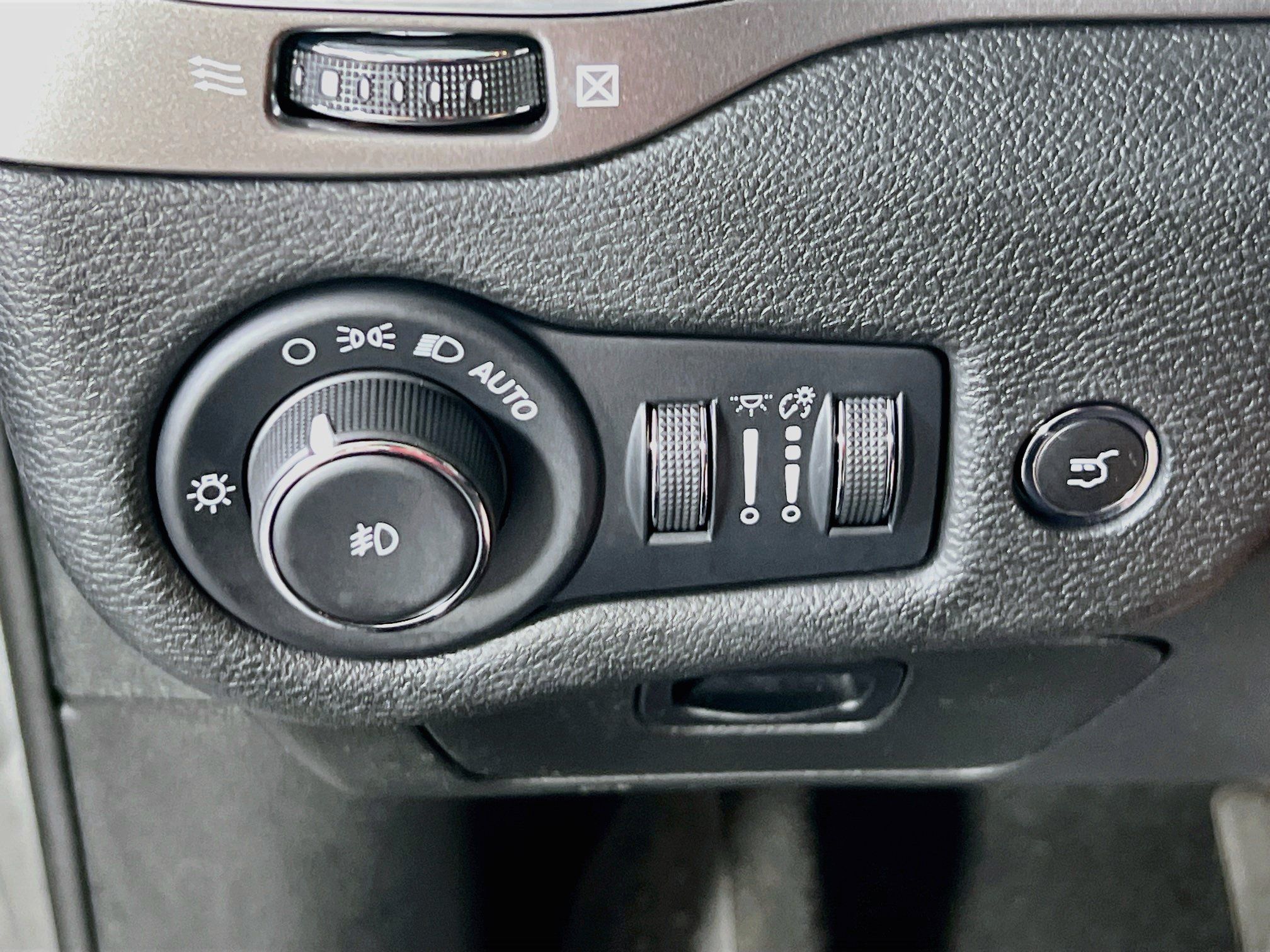 Used 2022 Jeep Cherokee Limited AWD/4WD image 10
