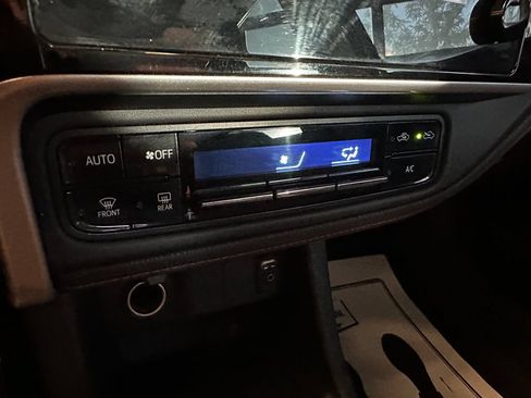 Used 2017 Toyota Corolla SE w/ Carpet Mat Package (TMS) FWD image 15