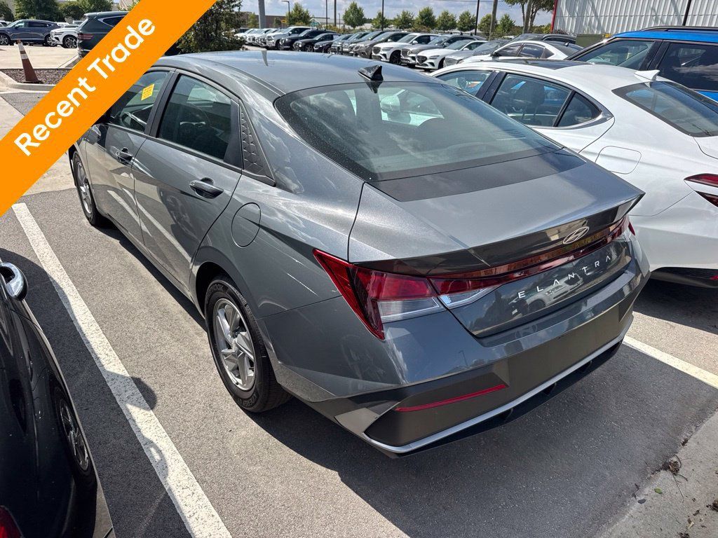 Used 2026 Hyundai Elantra SE FWD image 4