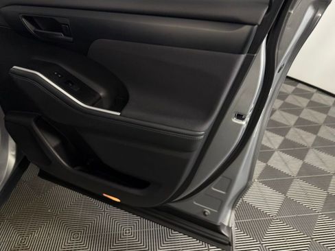 Used 2025 Toyota Highlander LE image 31