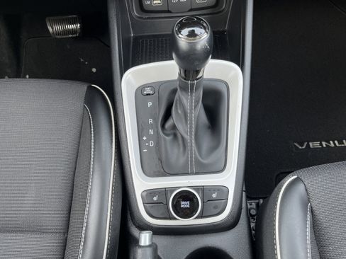 Used 2022 Hyundai Venue Limited image 28