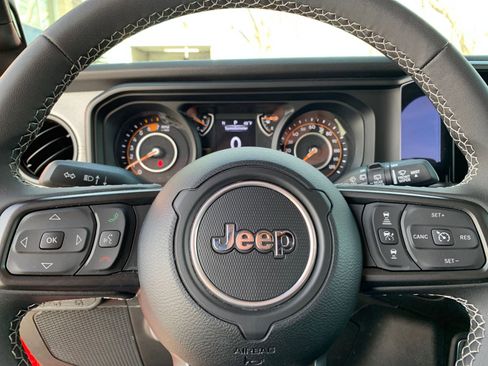 Used 2025 Jeep Wrangler Sport S image 27