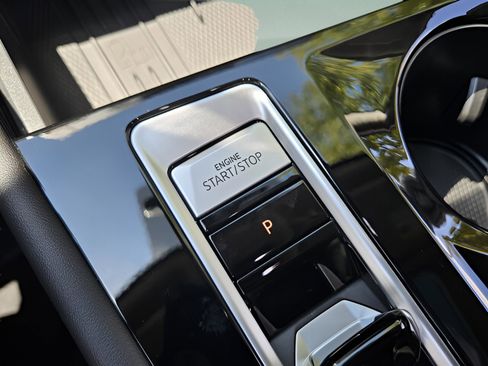 New 2025 Volkswagen Atlas Peak Edition SE image 18