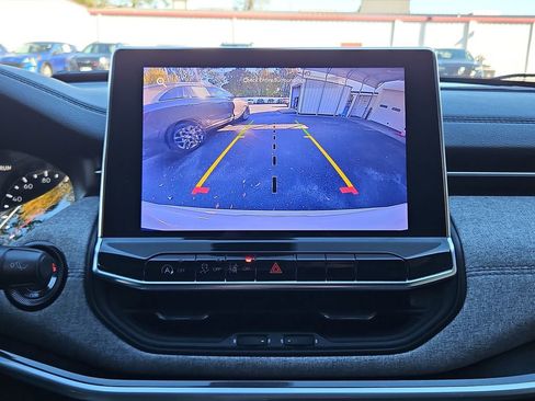 Used 2024 Jeep Compass Latitude image 17