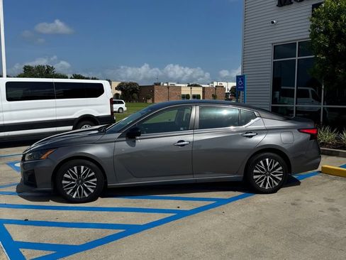 Used 2024 Nissan Altima 2.5 SV AWD/4WD image 3