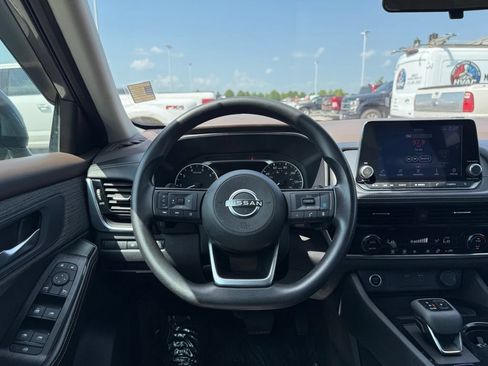 Used 2022 Nissan Rogue SV FWD image 16