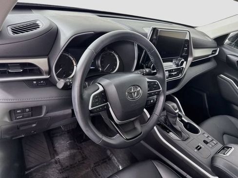 Certified 2025 Toyota Highlander XLE FWD image 10