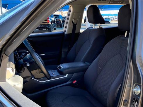 Used 2023 Toyota Highlander LE image 8