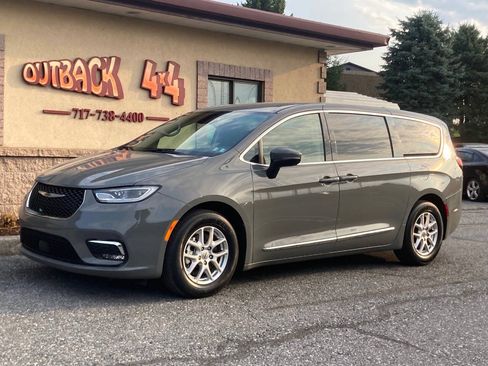 Used 2023 Chrysler Pacifica Touring-L FWD image 4