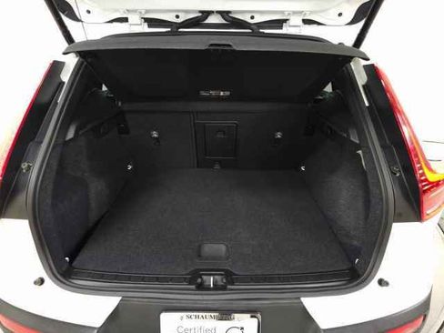 Used 2025 Volvo XC40 B5 Core image 8