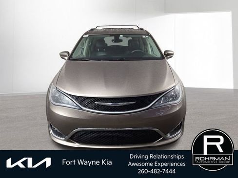 Used 2017 Chrysler Pacifica Touring-L Plus w/ Tire & Wheel Group FWD image 3