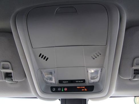 Used 2024 GMC Terrain SLE image 34