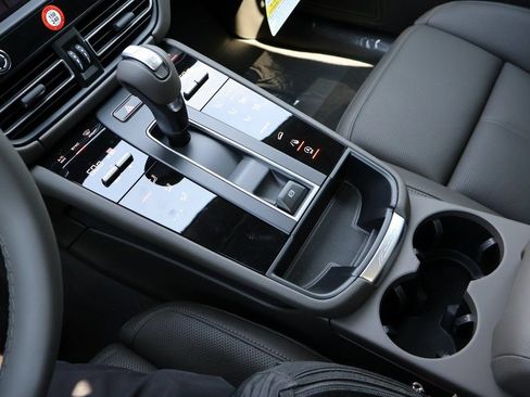 Certified 2025 Porsche Macan AWD/4WD image 24