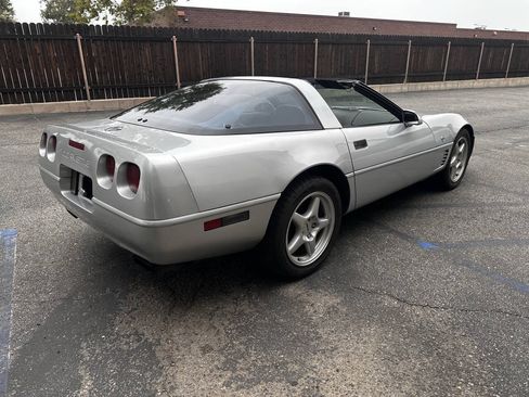 Used 1996 Chevrolet Corvette Coupe RWD image 3