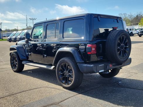 Used 2025 Jeep Wrangler Unlimited Sahara AWD/4WD image 3