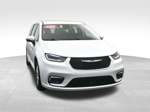 Used 2023 Chrysler Pacifica Touring-L FWD image 8