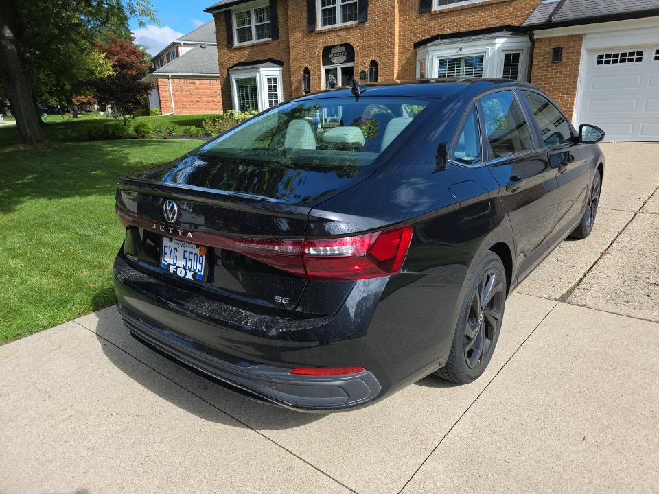 Used 2025 Volkswagen Jetta SE w/ Sunroof Package FWD image 3