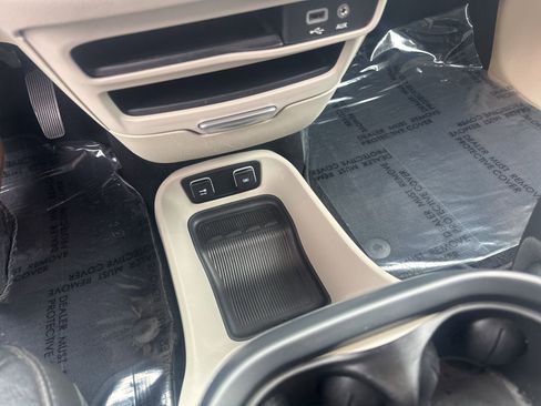 Used 2017 Chrysler Pacifica Touring-L image 29