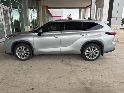Used 2024 Toyota Highlander Limited AWD/4WD image 3