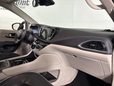 Used 2024 Chrysler Pacifica Limited FWD image 31