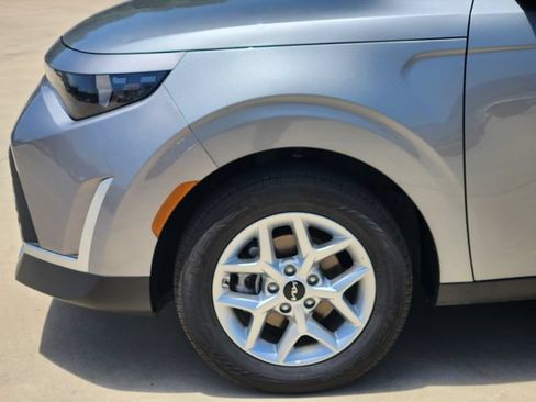 Used 2025 Kia Soul LX w/ LX Technology Package FWD image 8