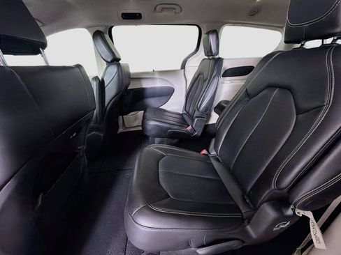 Used 2024 Chrysler Pacifica Touring-L FWD image 26