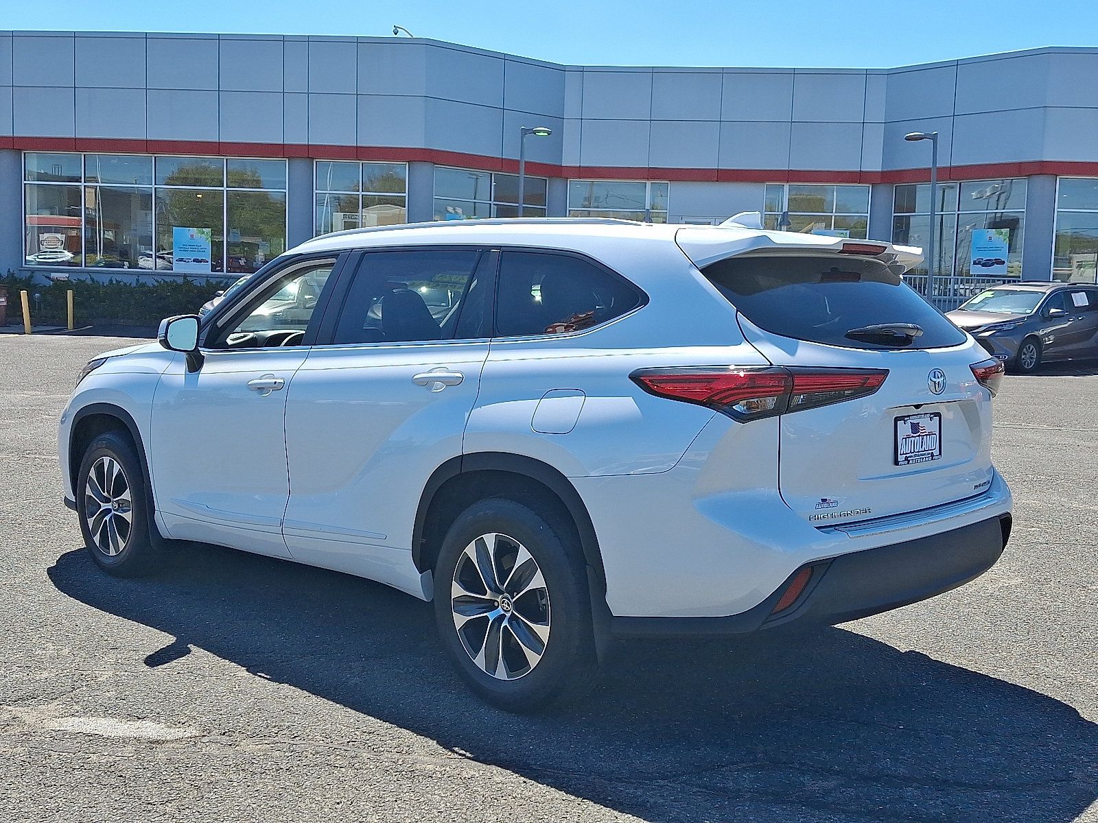 Used 2023 Toyota Highlander XLE w/ Protection Package #3 (TMS) AWD/4WD image 5