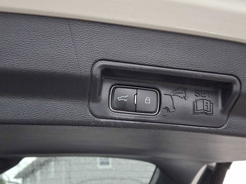 Used 2021 Ford Explorer XLT image 28