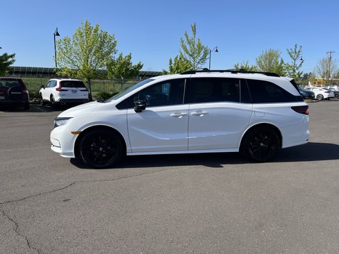 Used 2023 Honda Odyssey Sport image 2