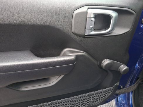 Used 2018 Jeep Wrangler Sport image 12