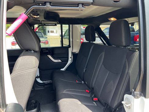 Used 2018 Jeep Wrangler Unlimited Rubicon w/ Max Tow Package AWD/4WD image 16
