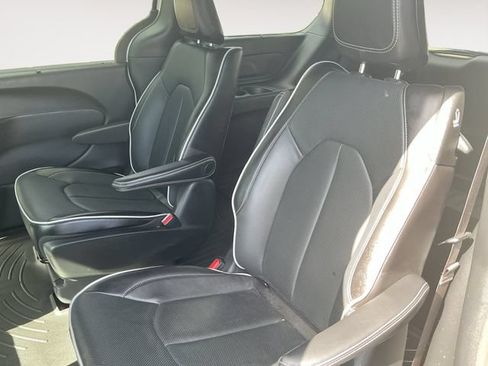 Used 2023 Chrysler Pacifica Limited w/ Uconnect Theater Family Group FWD image 14