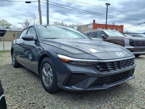 New 2026 Hyundai Elantra SE FWD image 2