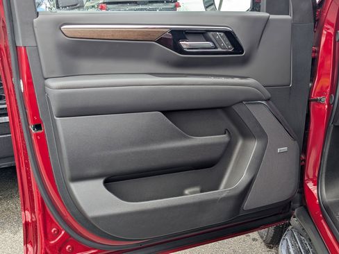 New 2025 Chevrolet Suburban High Country image 9