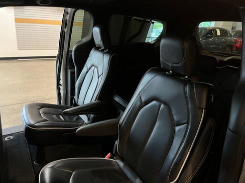Used 2025 Chrysler Pacifica Limited FWD image 43
