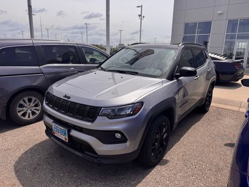 Used 2023 Jeep Compass Latitude AWD/4WD image 8