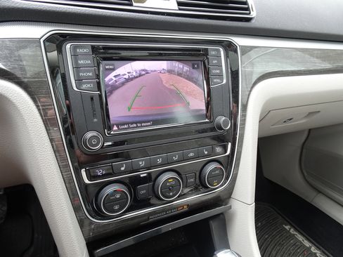 Used 2018 Volkswagen Passat 2.0T SE image 5