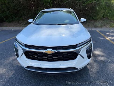 Used 2024 Chevrolet Trax LT FWD image 2