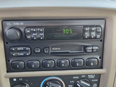Used 2000 Ford F150 XLT AWD/4WD image 16