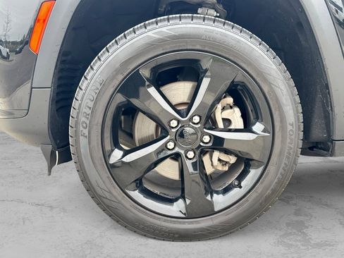 Used 2023 Jeep Grand Cherokee L Laredo AWD/4WD image 17