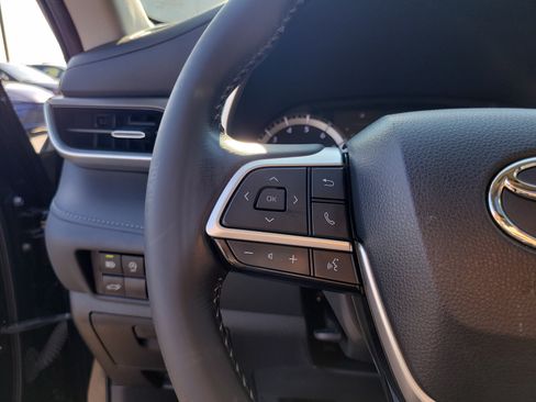 Used 2023 Toyota Highlander XLE AWD/4WD image 22