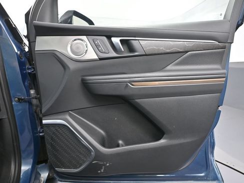 Used 2025 Buick Enclave Avenir AWD/4WD image 52
