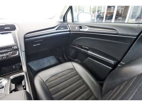 Used 2018 Ford Fusion SE w/ Equipment Group 201A FWD image 9