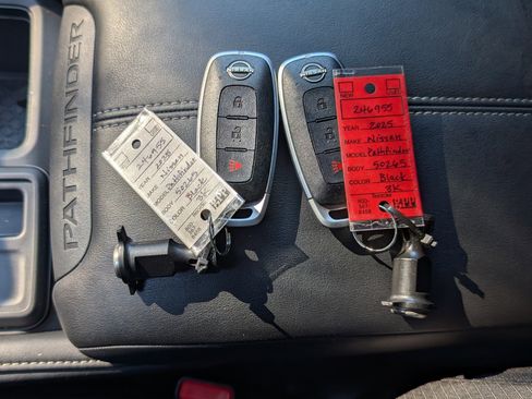 Used 2025 Nissan Pathfinder S image 35