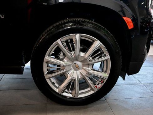 Used 2024 Chevrolet Suburban High Country image 11