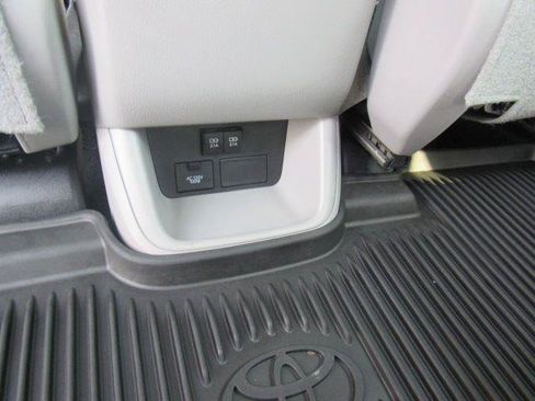 Used 2019 Toyota Highlander XLE AWD/4WD image 50