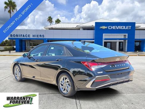 Used 2024 Hyundai Elantra SEL FWD image 3